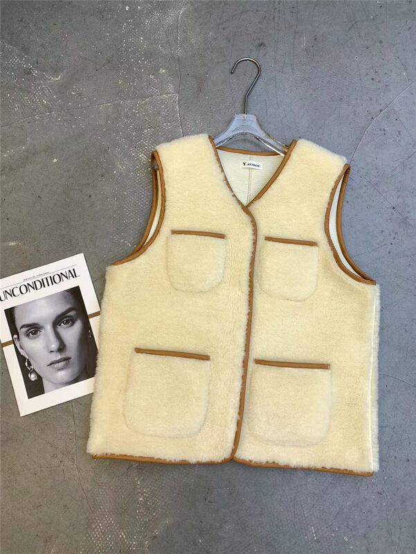 Autumn models are new! [Yayiro] V-neck contrast color edge plush vest 2915# GYJ
