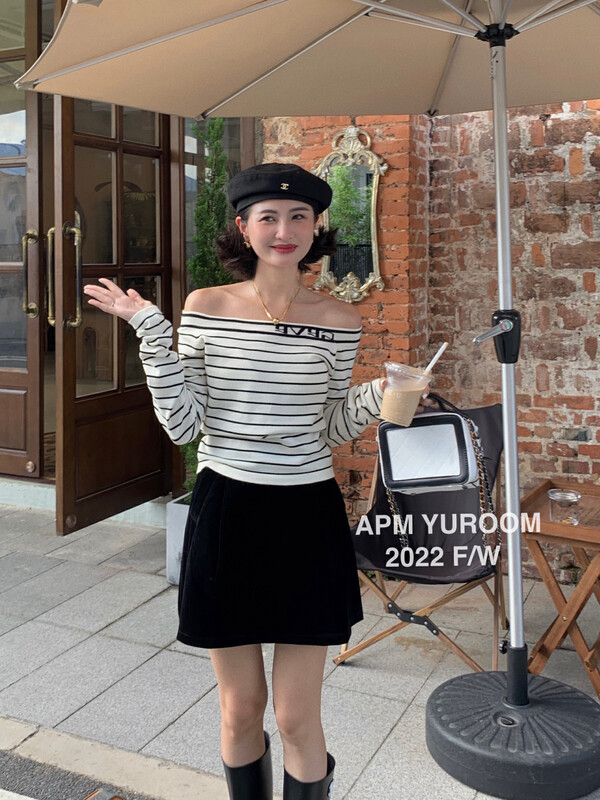 New in autumn! [APM YUROOM] temperament striped embroidery one-shoulder sweater 6067# LSL