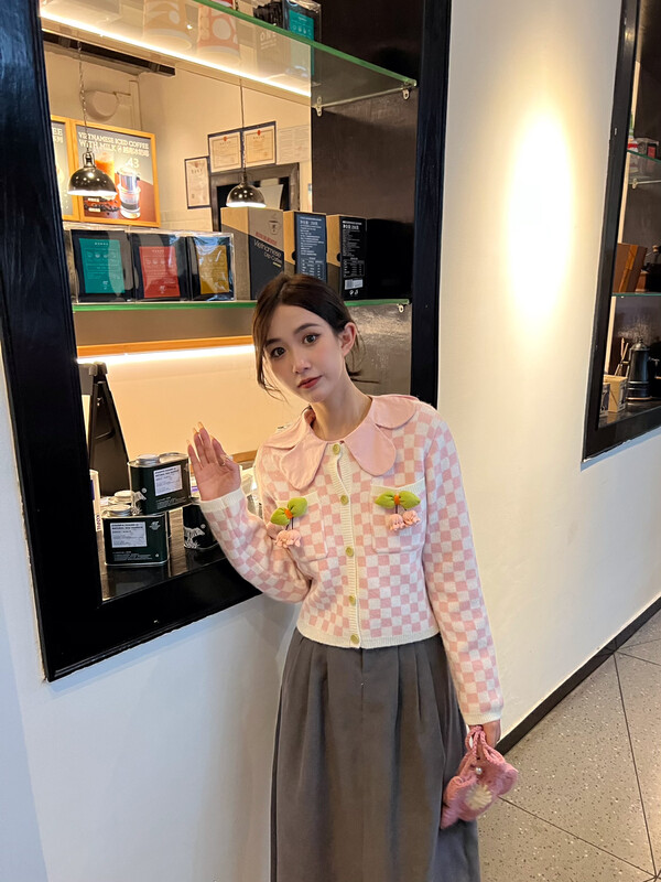 【FEI MAO】Sweet and contrasting color plaid three-dimensional flower long-sleeved niche-chic sweater Z-13891