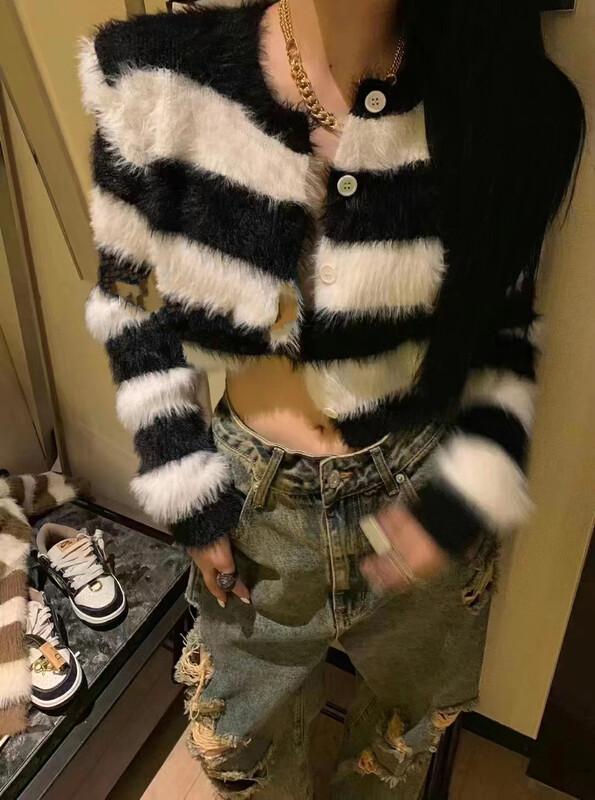New in autumn! [Yan Zhen] round neck striped short knitted cardigan 03335# PCZ