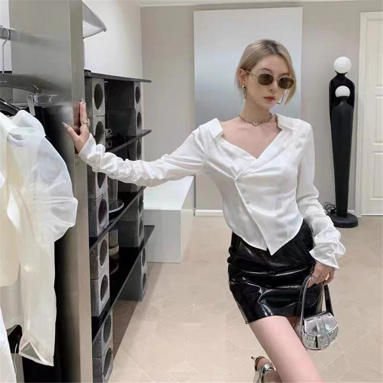 New in autumn!【LINNA】V-neck buttoned short solid color shirt 82890# JJ