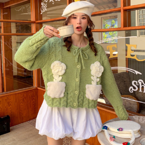 White Deer with the same Cloud Season sweet and fashionable knitted twist short cardigan 2022 autumn and winter new