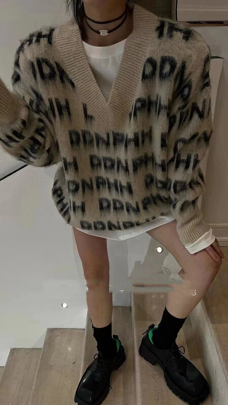 New autumn and winter! [Yan Zhen] V-neck letter loose warm sweater 71107# PCZ