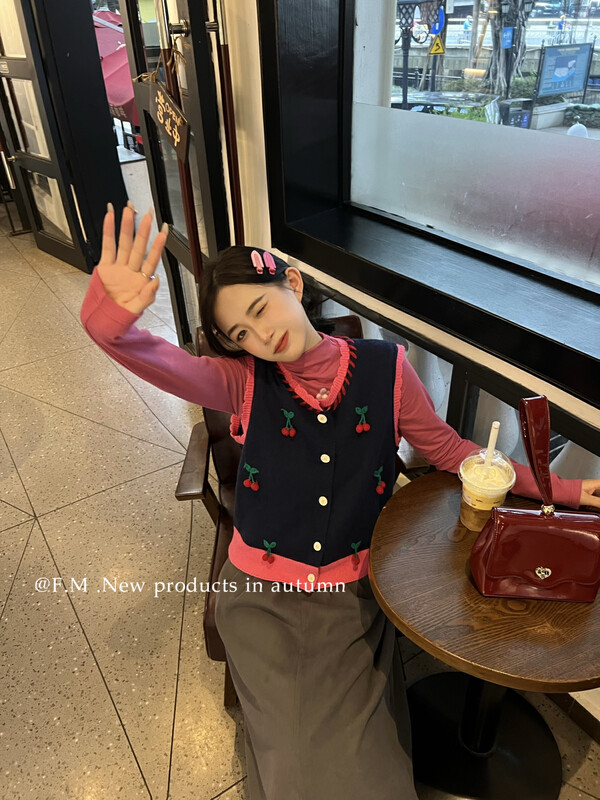 [FEI MAO] New retro loose three-dimensional cherry contrast color sleeveless knitted vest cardigan vest Z-3139