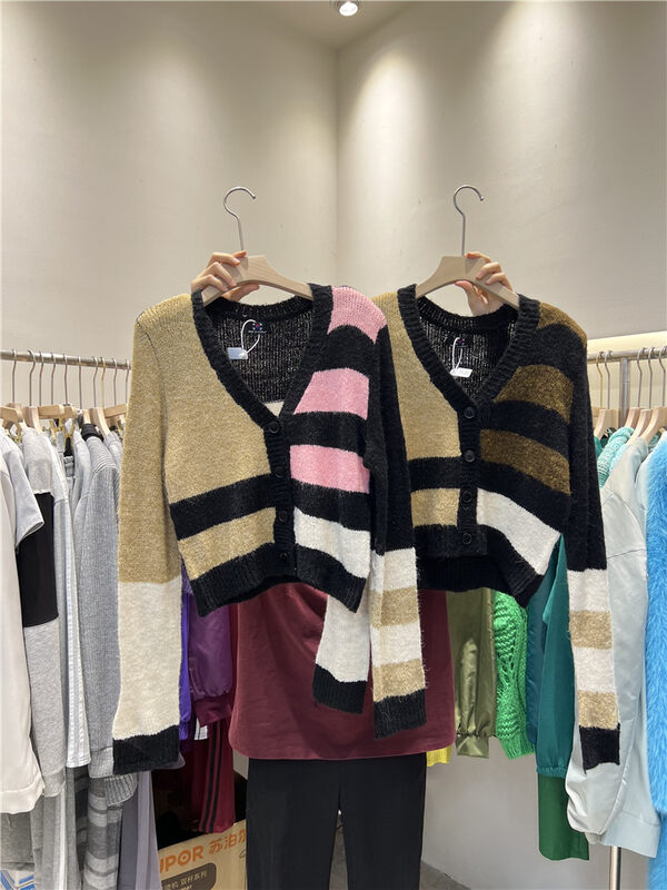 New in autumn! [Yan Zhen] V-neck contrast color short knitted cardigan 73622# PCZ