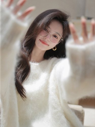 Plums are ripe alpaca wool round neck white knitted sweater long-sleeved sweater women's lazy high-end autumn and winter women  new