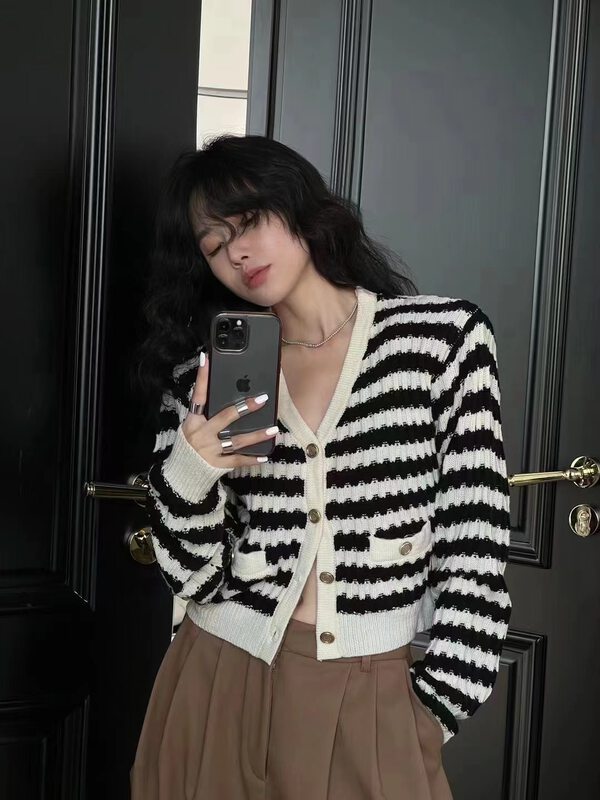 New autumn and winter! [Yan Zhen] V-neck striped short warm sweater 71106# PCZ