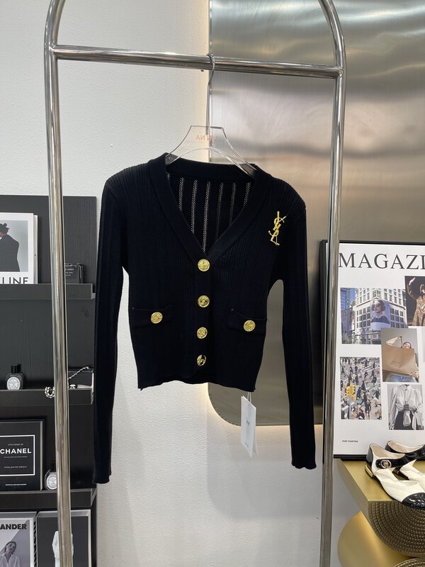 New in autumn! [LINNA] V-neck breasted solid color knitted cardigan (without brooch) 82913# JJ
