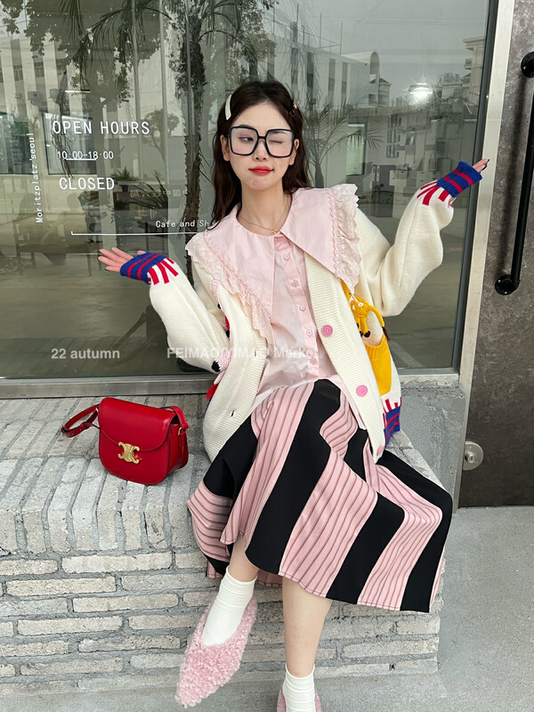 [FEI MAO] Cartoon doll hand-embroidered knitted cardigan V-neck Korean version lazy cute sweater Z-5424