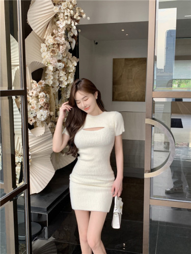 Real time bottoming skirt Autumn and winter wool knitted skirt Women's versatile western-style short sleeve with long sleeve underneath slim fitting dress