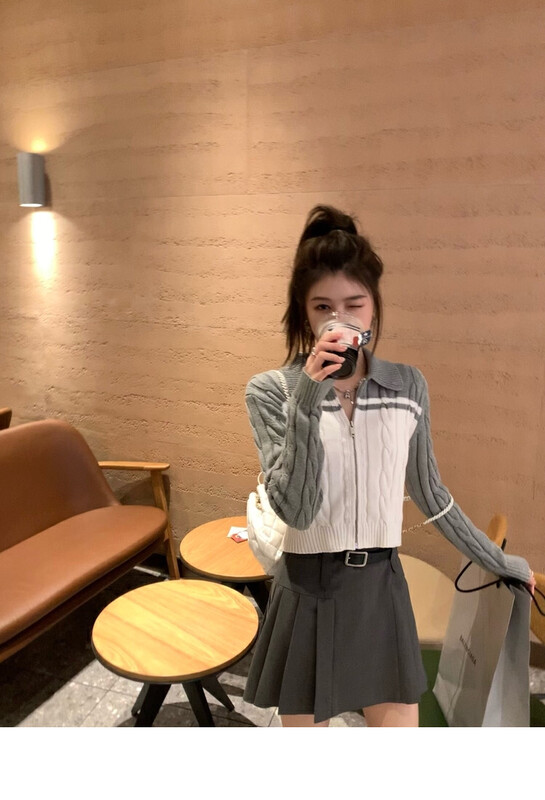 New in autumn! [Ou Zhengsha] Korean version of the color-blocked twist zipper short jacket 19113# JJ