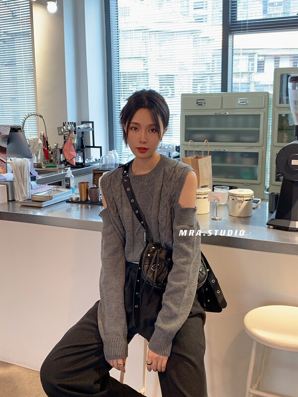 [MRA] Design shoulder round neck sweater SP81