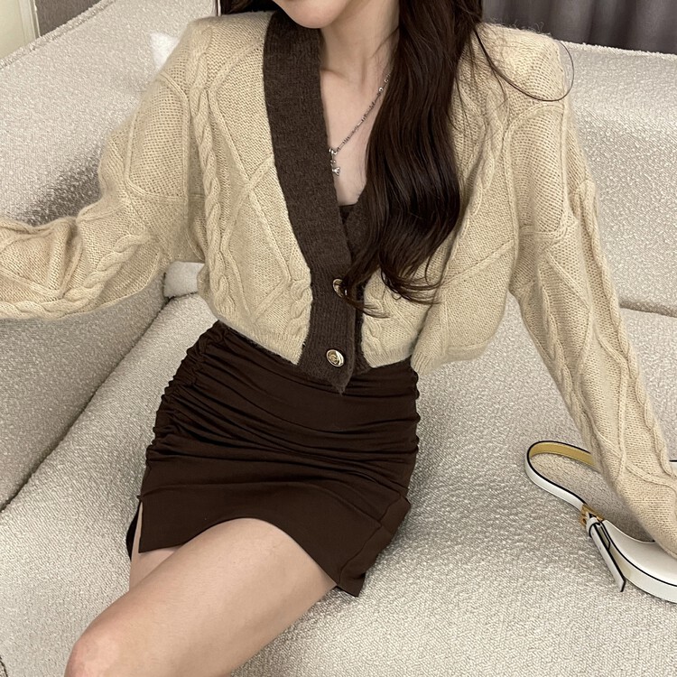 New in autumn! [Yi Xun] Color-blocked V-neck shoulder pad knitted cardigan 0331# HYY