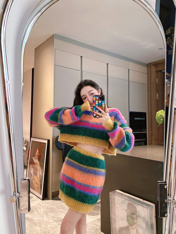 New in autumn! [NANCY] Xiaoxiangfeng rainbow knitted sweater + slim skirt suit J9922# WPL