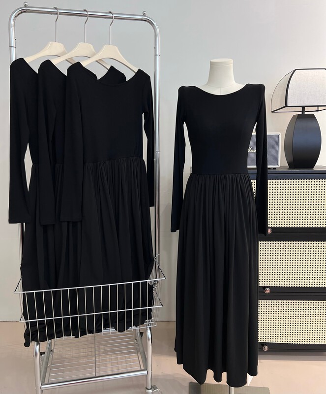 Autumn is new! [Yi Kaoru] Black Swan wears U-neck black dress on both sides 0132# HYY
