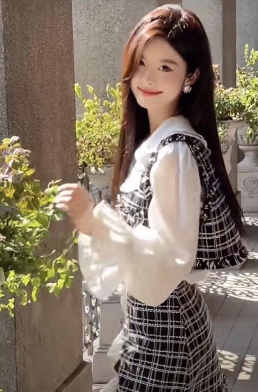 New in autumn! [Ou Zhengsha] solid color versatile shirt + sleeveless plaid vest + high waist slim skirt suit 19018# JJ
