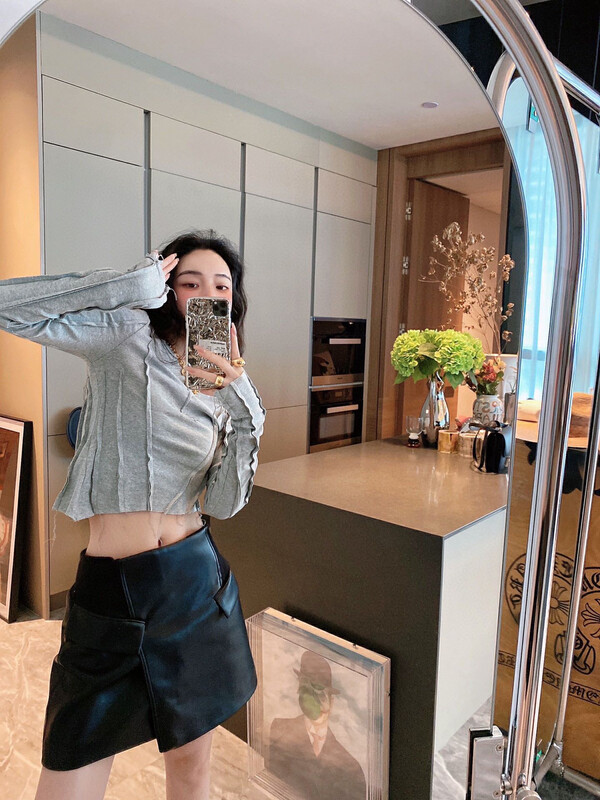 New in autumn! [NANCY] niche design retro fashion tight fitting irregular tassel all-match long-sleeved T-shirt J9004# WPL