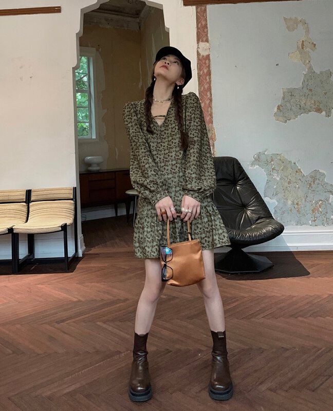 New in winter! [Ou Zhengsha] Retro lantern sleeve V-neck oil painting texture floral dress 19130# JJ