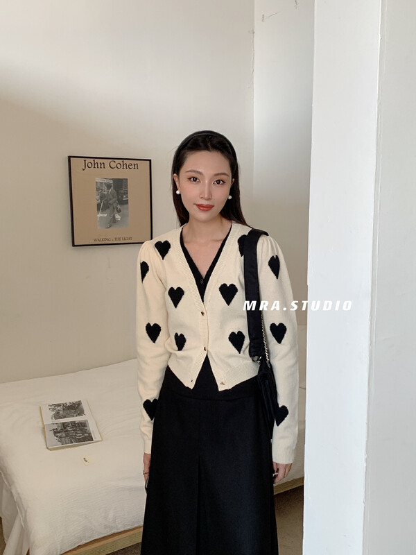 [MRA] Elegant and elegant heart embroidery stitching knitted cardigan KD3571