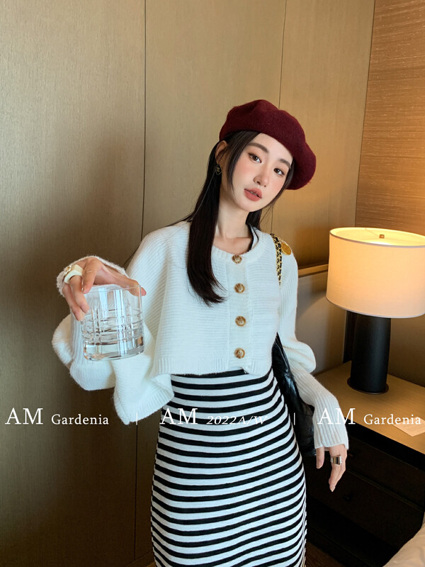 Autumn is new! [AM GARDENIA] Textured solid color short cardigan + striped suspender skirt two-piece suit 1268# ZXX