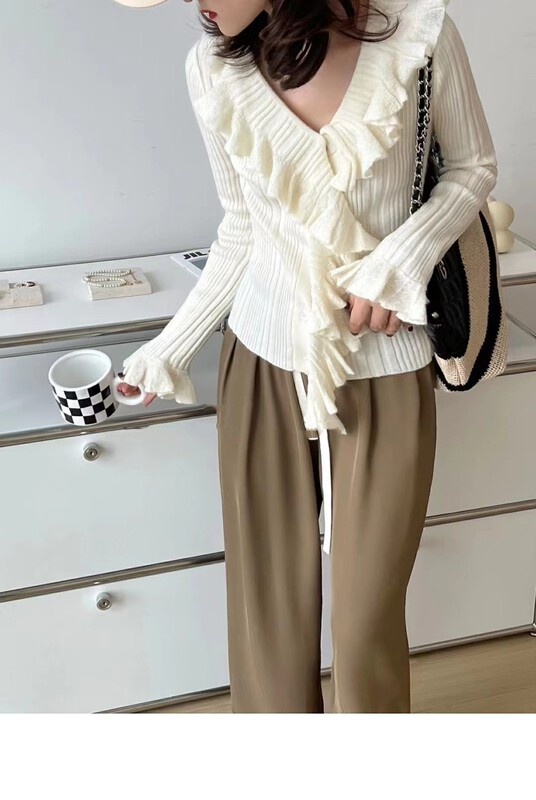 Autumn models are new! [Yi Xun] Ruffled trumpet sleeves V-neck slim sweater 0200# HYY