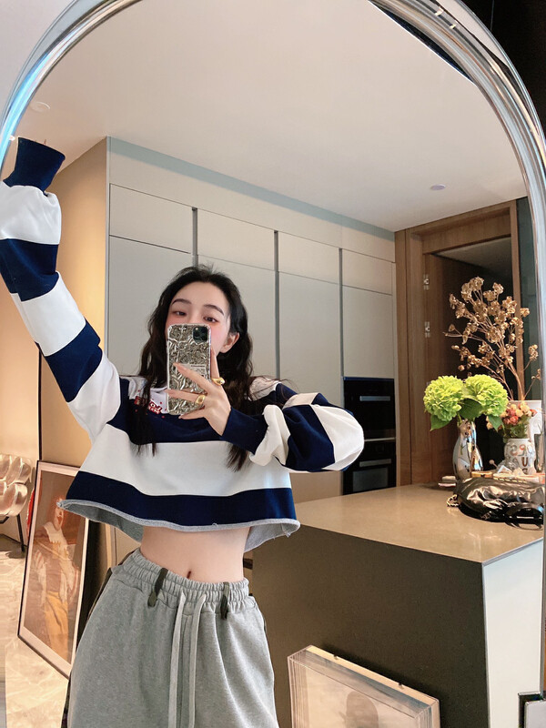 Autumn is new! [NANCY] niche design contrasting stripes fashion short loose hot girl sweater J9779# WPL