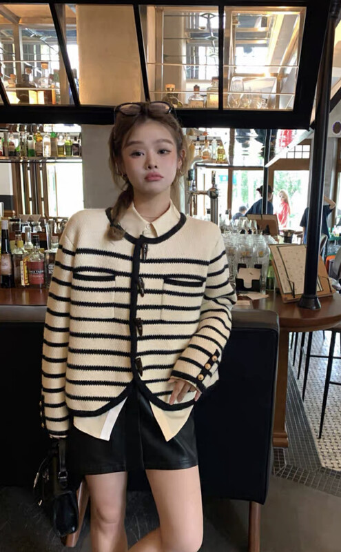 New in autumn! [Huaxi] French style small fragrant style horn buckle striped thin warm sweater 9760# PCZ