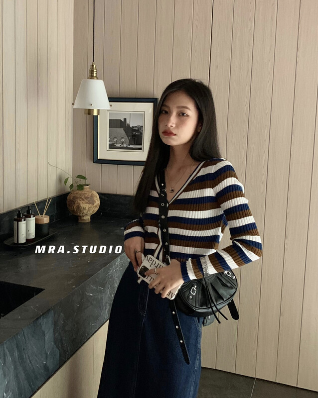 [MRA] Thin V-neck stripe contrast color short knit cardigan M1929