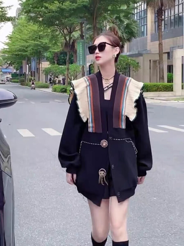 Autumn is new! [Ou Zhengsha] Korean version of the design sense of contrasting ruffled breasted sweater 19093# JJ