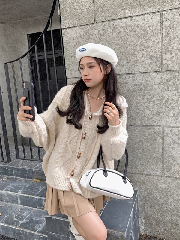 Autumn is new! [Huaxi] College style soft waxy horn button hooded sweater + pleated skirt suit 9799# PCZ
