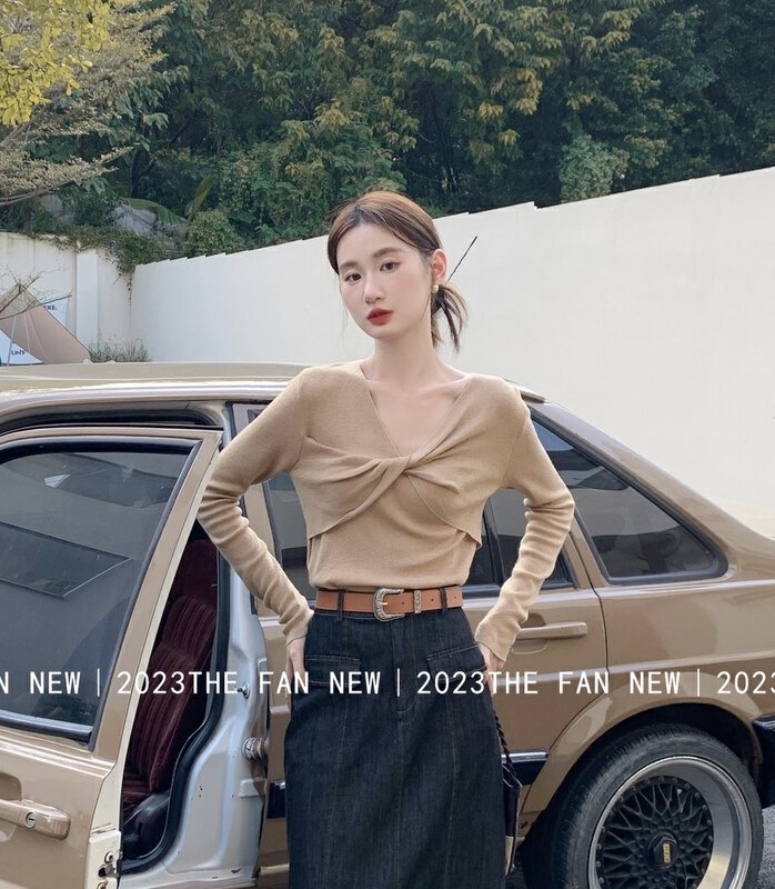 New in early autumn! [THE FAN] V-neck bow kink warm sweater 85006# ZXX