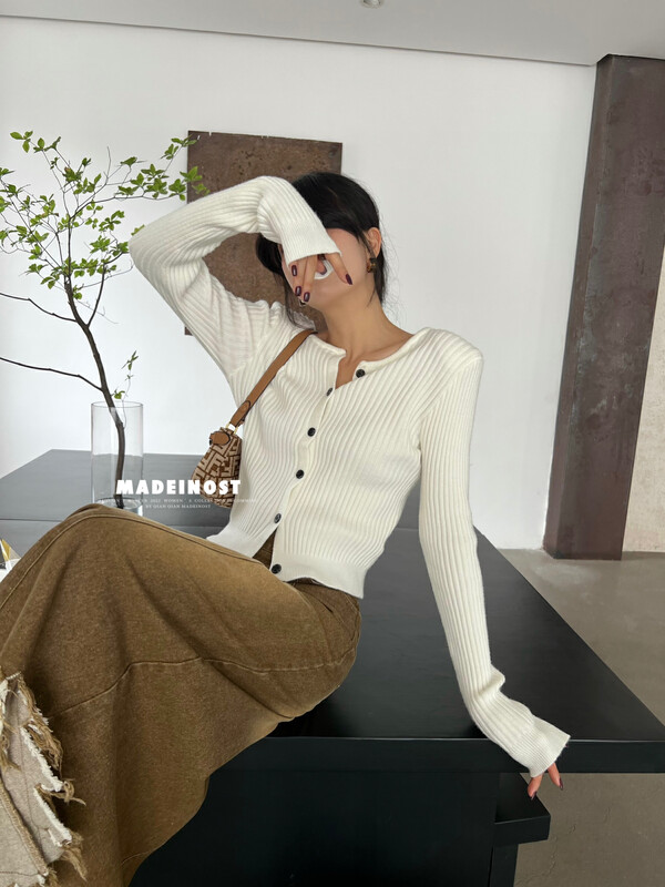 [Osha MADEINOST] Autumn new pit strip round neck pad shoulder short knit cardigan S7032