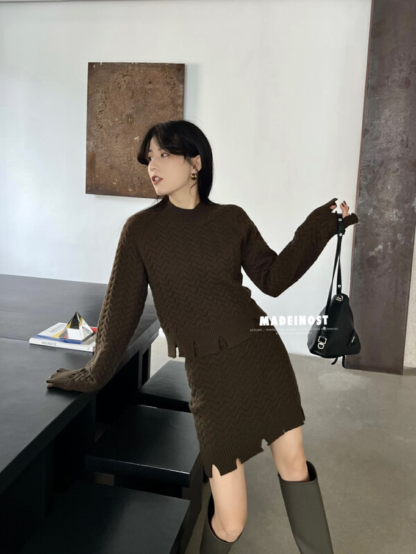 [Osha MADEINOST] Autumn and winter new design sense twist sweater and wool woven half skirt suit S7207