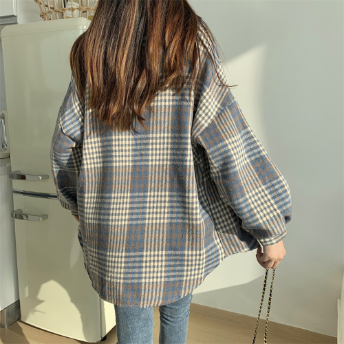 A French retro loose and thick plaid shirt jacket