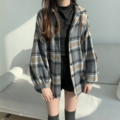 A French retro loose and thick plaid shirt jacket