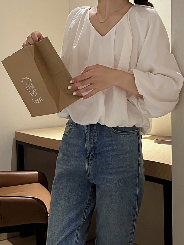 Autumn on the new![EVER TRUE] Design sense seven points lantern sleeve V collar loose shirt 61092 # CLS
