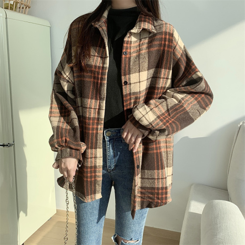 A French retro loose and thick plaid shirt jacket