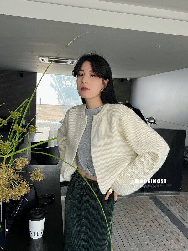 [Osha MADEINOST] Autumn and winter new minimalist wind plus thick loose round collar short sweater S7088
