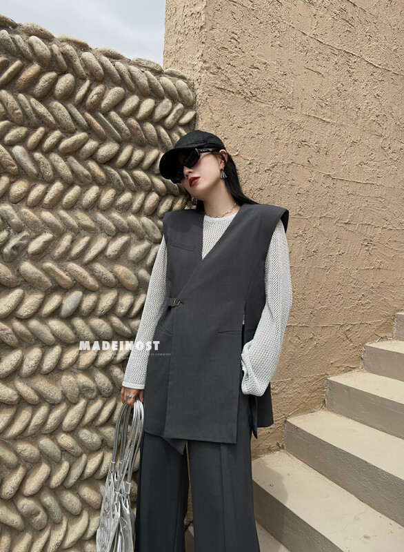[Osha MADEINOST] Early autumn on the new design sense of metal buckle side open slit suit vest 87037