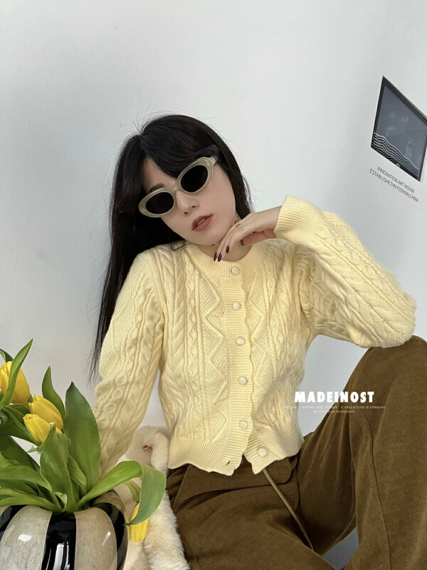 [Ousha MADEINOST] Autumn and winter new twist thread round neck cardigan sweater short thickened S7068