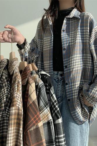 A French retro loose and thick plaid shirt jacket