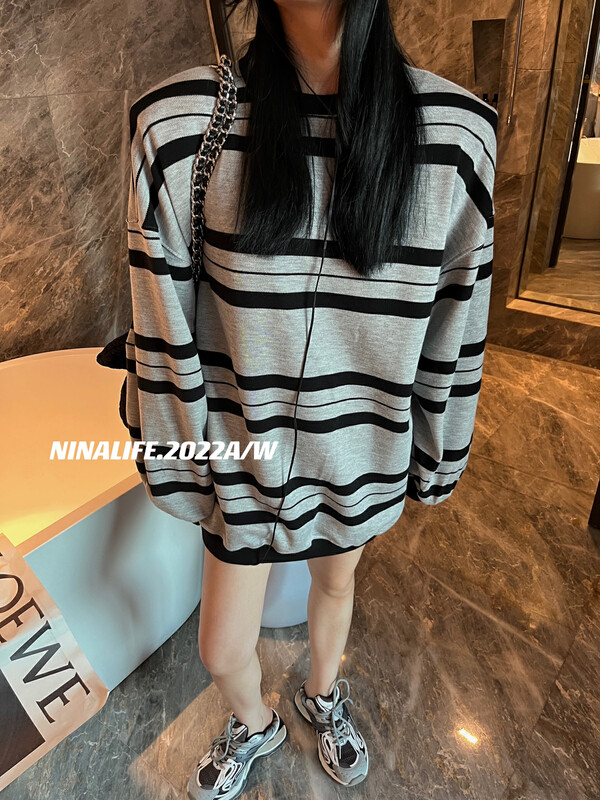 Autumn on the new![NINA LIFE] Round Neck Mad Shoulder Stripe Swedie 6310 # ZXL