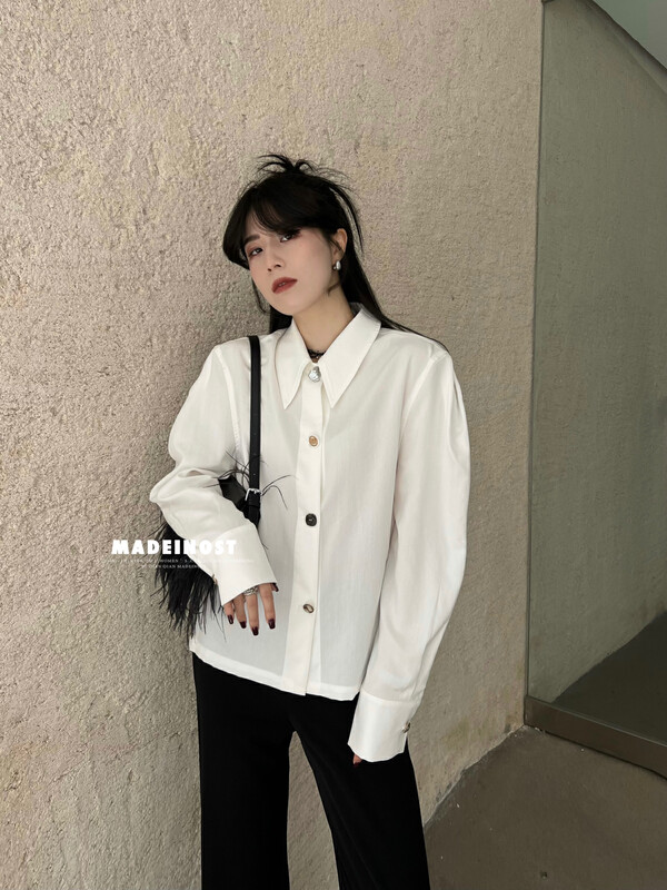[Osha MADEINOST] Autumn new tip collar bubble sleeve design sense shirt irregular buttons 87172