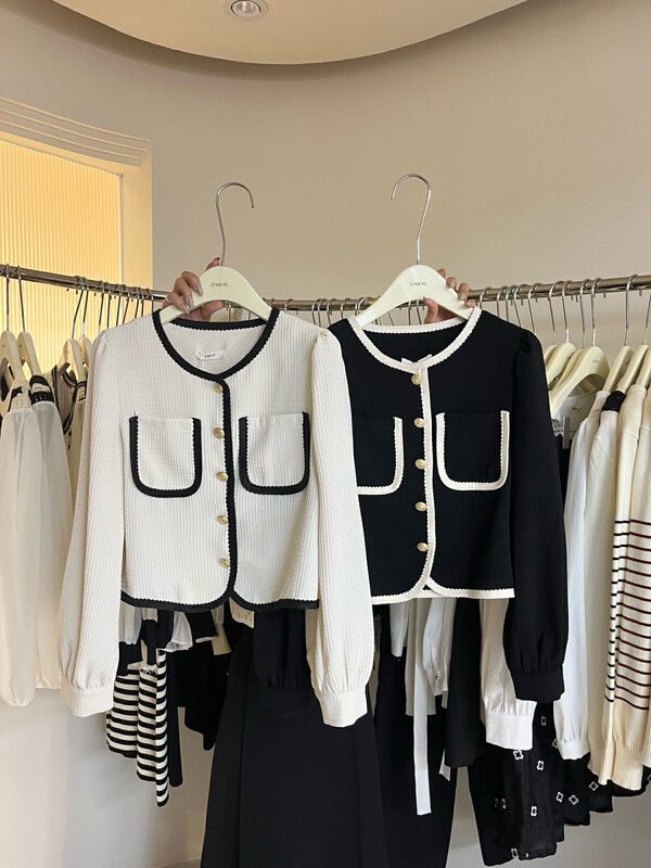 [O MI] Thin and small, fragrant, color contrast double pocket shirt 88213