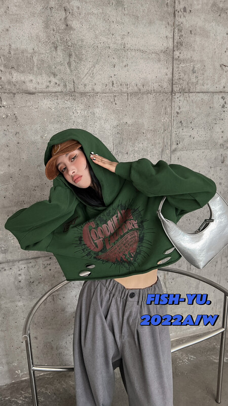 [FISH YU] Hot girl wind love printing embroidery heavy industry wash water break hole hooded short hoodie 22581