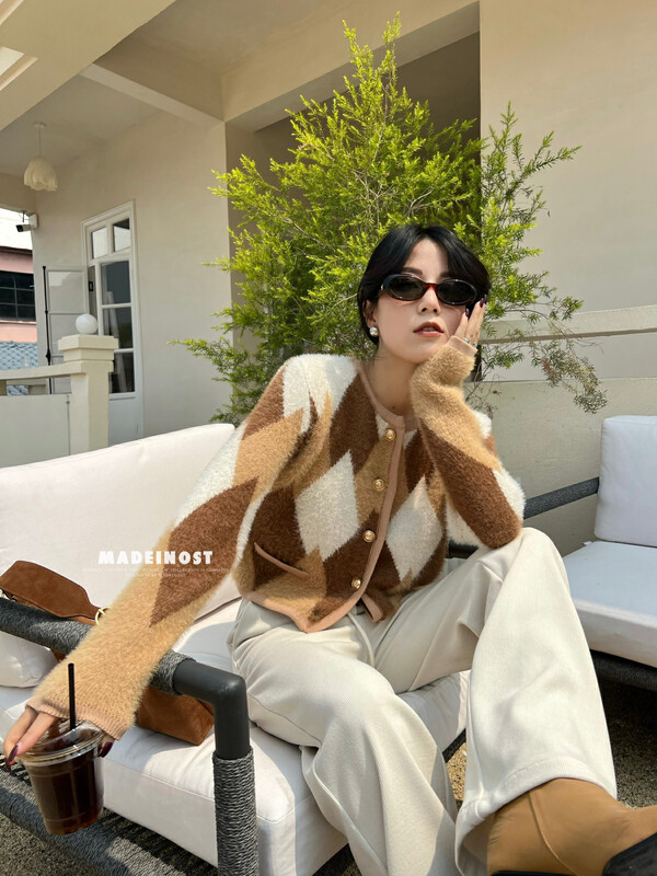 [Osha MADEINOST] Autumn and winter new collision color diamond wool thermal cardigan sweater S7083