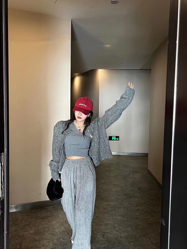 New winter style! [MI] Korean version diagonal shoulder vest+twist sweater coat+woolen casual pants suit 1702 # PCZ