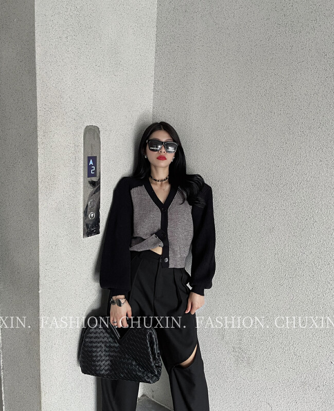 [C.X original heart] Korean style temperament sweater women's autumn and winter 2022 new design contrast color V-neck short knitted cardigan Z593# WTT