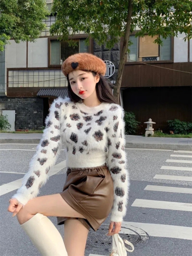 Korean version of mink velvet black and white contrast color flower text waist is thin and short knitted sweater long-sleeved top women's autumn and winter all-match