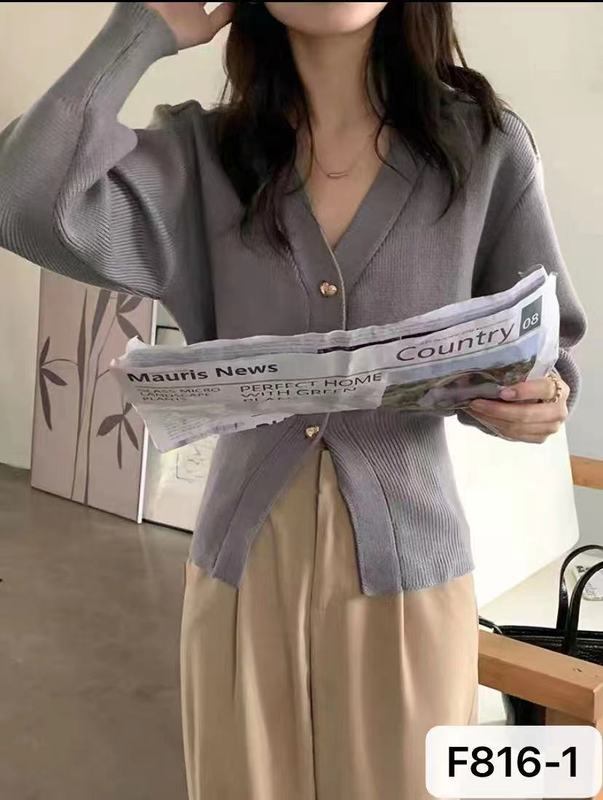 Early autumn white sweater coat women's 2022 new style slim short long-sleeved V-neck knitted cardigan top